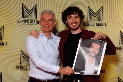 Lo que le ocurrió a Pier inspiró una exitosa serie italiana. Aquí con el actor Pierpaolo Spollon, sosteniendo una foto del actor que lo encarna: Luca Argentero