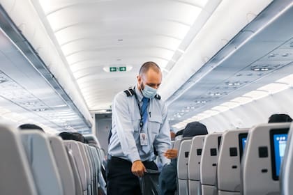 Lo que los pasajeros deben evitar durante el vuelo, desde la perspectiva de las azafatas