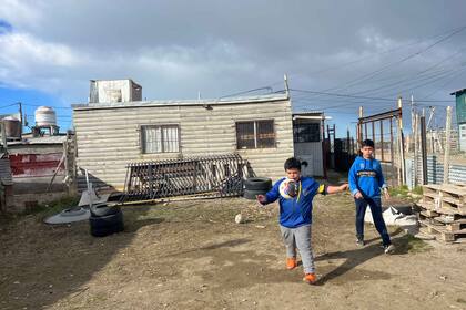 Lo que más le gusta hacer a Santino es jugar al fútbol con sus vecinos