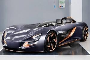 Lo que más llama la atención es su posición de los asientos, que se ubican uno detrás de otro en la zona izquierda del vehículo