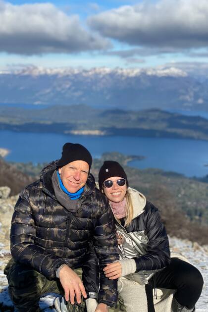 "Lo que más me sorprendió fue el color de los paisajes. Los había visto en verano iluminados por el sol, pero en invierno se tornan más profundos”, dice el conductor. En la foto, junto a Coni en Cerro Bayo