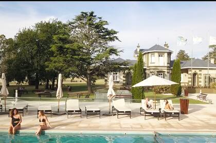 Lo que más se destaca es su casona, construida en 1925, declarada de Interés Público y Turístico de la ciudad, todo un ícono de estas termas