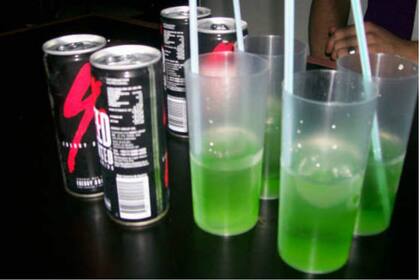 Lo que más se vende es vodka con energizante, cuentan los dueños de la barra Fiji, de Ku