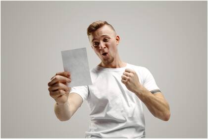 “Lo que me convenció fue que el billete tiene una parte plegable”, sostuvo el ganador. La suerte estuvo de su lado, ya que superó las probabilidades de 1 en 617.040 de ganar el premio mayor (Archivo)