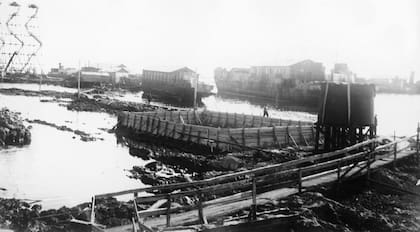 Lo que primero fue una pequeña plataforma para la extracción con una mínima casa para que los trabajadores se alojaran allí, derivó en una gran construcción a partir de 1951.