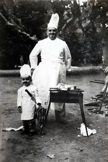 Lo que se hereda no se roba: el Gato Dumas con tres años (circa 1950/1) y su abuelo, el escultor Alberto Lagos.