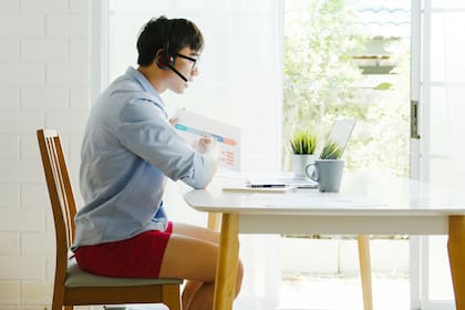 Lo que se ve (y lo que no) durante una videollamada muchas veces obliga a revisar la ropa, el fondo y más elementos que construyen la imagen que damos en pantalla