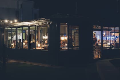 Lo que supo ser el quincho de la casa hoy se transformó en la segunda vida del restaurante, que se ilumina cada noche de jueves a sábado