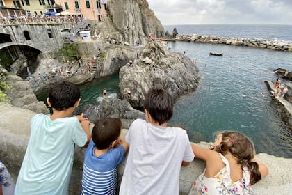 “Lo raro es que viven muy apegados a la familia de origen. Incluso amplían las casas y les arman habitaciones pegadas a los hijos que se casan. Y nosotros viniendo de movernos tanto somos para ellos como bichos raros. `Yo no podría´, es lo que más me dicen las personas que conozco que jamás dejaron su pueblo, ni siquiera para irse a estudiar a la universidad".