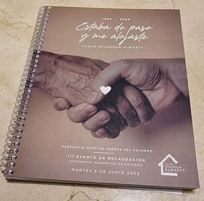 Lo recaudado en esta cena a beneficio ayudará al trabajo del Hogar, que cuenta con un equipo con abogados, psicólogos, médicos, trabajadores sociales y voluntarios. “Tratamos de asistir a las personas, hombres de 18 a 60 años a quienes se les da comida, ropa y allí se pueden bañar y tener un techo", explicó el Padre Valdés. "El lugar tiene capacidad para 22 personas. Se recibe al huésped a las seis y treinta de la tarde, toman algo, se bañan y a las eso de las siete y treinta empiezan distintos talleres grupales, de ayuda y de recreación".