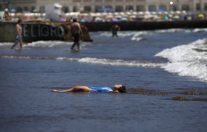 Lo recomendable es revisar el mar antes de meterse, ya que se puede ver si hay muchas juntas