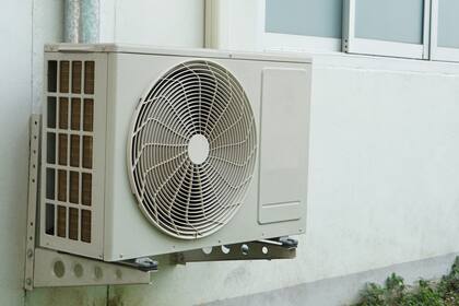 Lo recomendable para no aumentar el gasto eléctrico es ajustar el termostato entre 26 °C y 28 °C