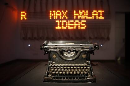 Lo recuerdo, instalación de Leo Nuñez, se refiere al cuento "Funes, el memorioso"; las letras que se teclean son proyectadas en un tablero