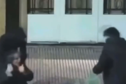 Lo redujeron al piso y le taparo la boca para evitar que pidiera auxilio.