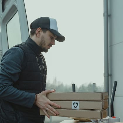 Lo único que incorporan como elemento propio es un QR para el seguimiento de la entrega; el embalaje y packaging va por cuenta del emprendedor