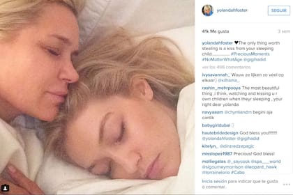 Lo único que vale la pena robar es un beso a tu hija mientras duerme, escribió la madre de Gigi Hadid en Instagram junto a esta tierna imagen