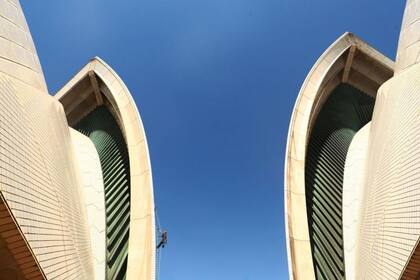 ¿Lo ves? Cada 5 años, el personal de operaciones inspecciona cada uno de los azulejos de las velas de la Ópera de Sídney, golpeteándolos con un martillo especial. El sonido les dice si necesitan reparación. Tardan 6 semanas.