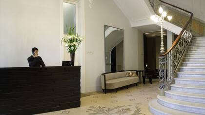 Lobby del hotel donde se ven detalles originales del edificio