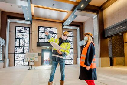 Lobby donde se exhiben obras de arte del universo Marvel