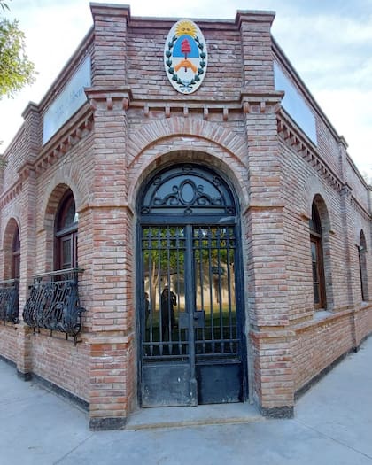 Local con estética que imita al Banco Nación, en el Museo Iriarte (Foto: @museoiriarte)