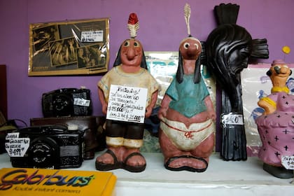 Dos muñecos de Patoruzú con sus precios de venta; se pueden conseguir objetos de personajes nacionales e internacionales