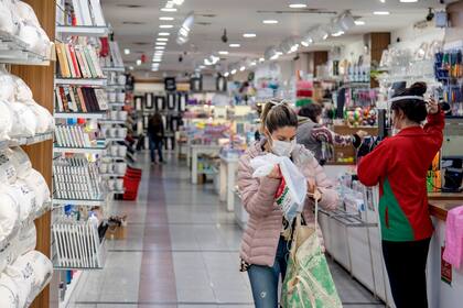 Locales abiertos sobre avenida Santa Fe