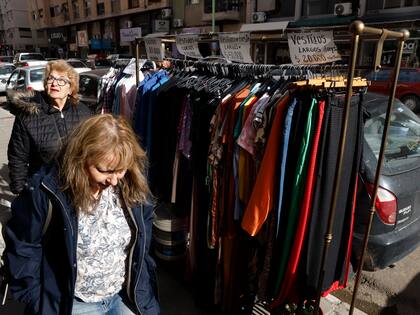 Locales en pleno centro de la ciudad reabren sus puertas y muchos liquidan en la vereda los artículos dañados por el agua