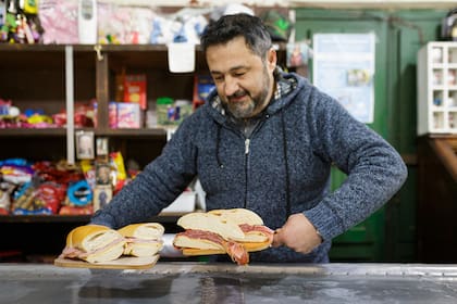 Locales, turistas y viajantes paran en el Almacén de Campo Quito para comer los sanwiches que hacen los Arias.