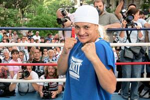 "Locomotora" Oliveras, en pose antes de una exhibición en la Avenida 9 de Julio, en diciembre de 2006 (Photo by Juan MABROMATA / AFP)