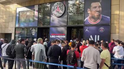 Locos por el rosarino: largas filas para comprar la camiseta de Messi en la tienda de PSG