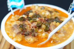 Locro, empanadas y pastelitos en una feria por el 25 de Mayo: cuándo y dónde es y por cuánto se puede comer