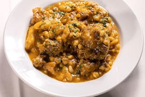 25 de Mayo a puro locro, empanadas y pastelitos: planes para comer el lunes feriado
