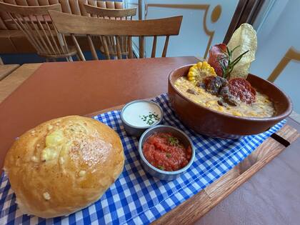 Locro y pan de campo en Puchero