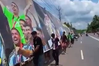 Así trasladaron un cartel de 50 metros en la previa del Mundial