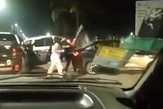 Le destrozó el auto con un bate de béisbol por una pelea de tránsito