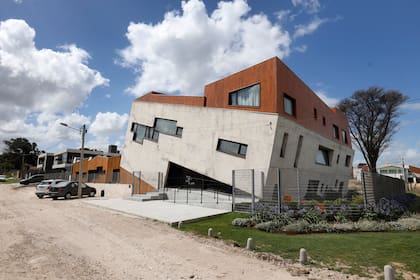 “La casa que se la traga la tierra”. De sueño de hogar familiar a exclusivo hotel boutique en Los Acantilados - Image 2