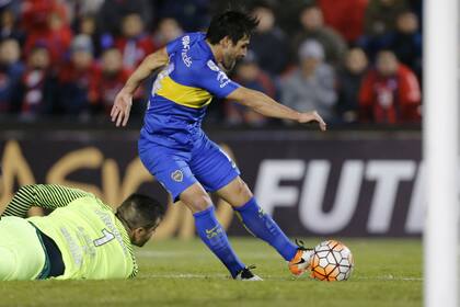 Lodeiro ya eludió al arquero y toca de zurda ante el arco vacío; es el 2-0 de Boca