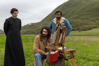 Lodovichi propone un retrato psicológico del falsario como síntoma de época: alguien que no solo copia cuadros, sino que reproduce discursos, gestos y credenciales para acomodarse en un contexto de proliferación de negocios turbios