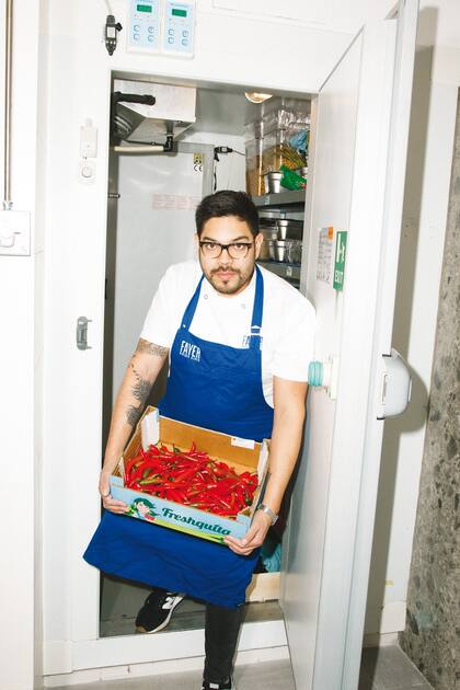 Mariano Muñoz, jefe de cocina de Fayer, un restaurante que aprendió a reinventarse