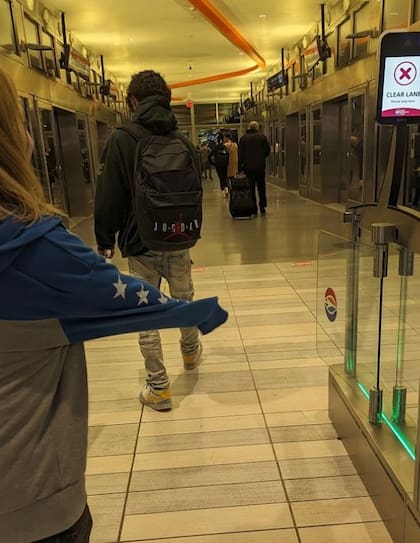 Logan Lose, de 16 años, debía viajar a Ohio, pero la aerolínea lo mandó a Puerto Rico