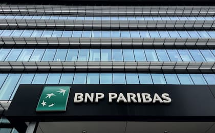 Logo y letras de BNP Paribas en la entrada a la sede en Madrid