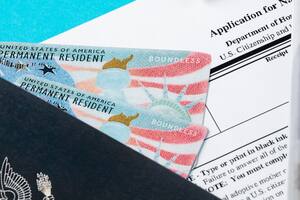 ¿A qué familiares puedo tramitarle la green card si soy ciudadano estadounidense?