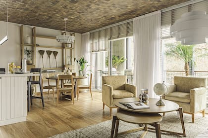 "Logré armonía mediante líneas puras, materiales simples y colores neutros en el equipamiento que diseñé y en el que realizó Murillo Home, sponsor del espacio". En el techo, paneles ‘Quadra Natural’ (Patagonia Flooring).