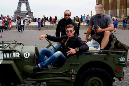 Loik Le Priol, detenido hoy por el crimen, a bordo de un jeep estilo militar que fabrica su familia