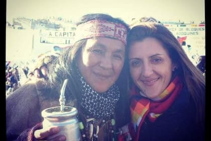 Lola Berthet junto a Milagro Sala