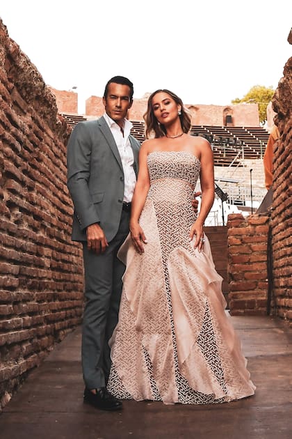 Lola –con un vestido
en tul bordado con volados
asimétricos de organza
de seda de la colección
Ethereal Garden, del
diseñador Peter Langner, y
joyas de Pianegonda– posa
con su gran amor, el actor
mexicano Aarón Díaz, en las
ruinas del anfiteatro grecoromano Antico.