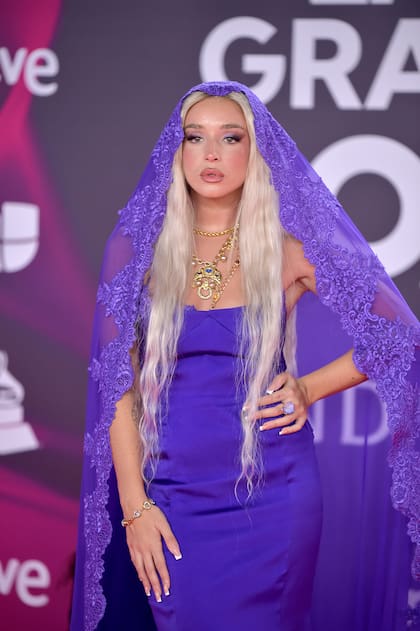 Lola Índigo en su llegada a los premios Latin Grammy, en Sevilla