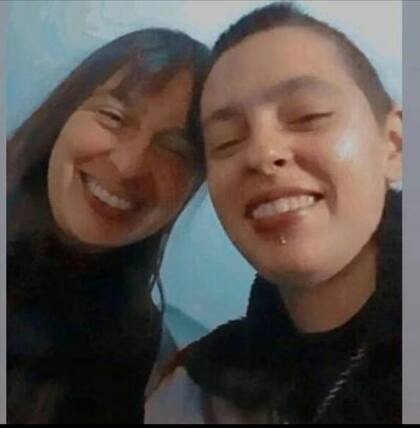 Lola junto a Luciana, su mamá.