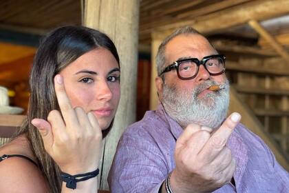 Lola, la hija menor de Jorge Lanata, junto a su papá