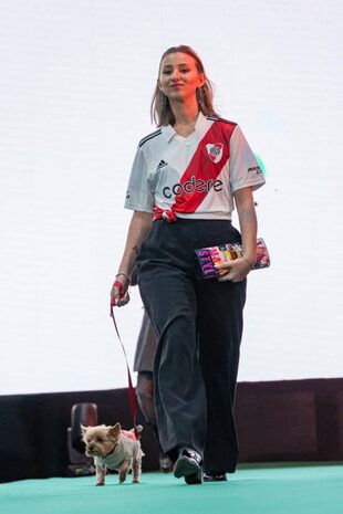 Lola, la socia número uno de SportyFanPet desfila junto a Emma, la hija de quién ideó este proyecto, Manuel Patrakovsky